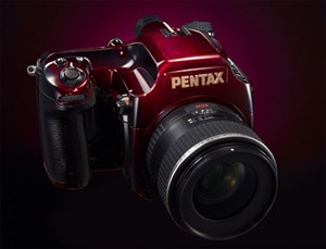 Pentax ra mắt 645D bản đặc biệt màu đỏ sơn mài