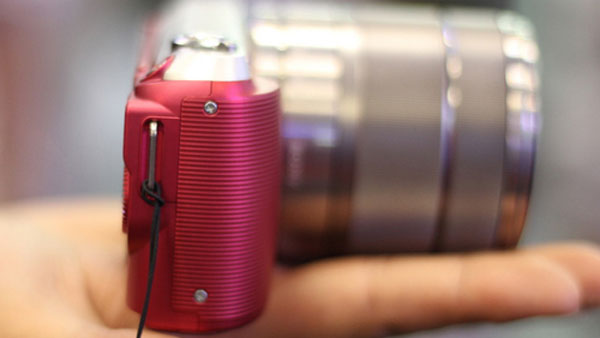 Sony NEX-C3 giá 12 triệu kèm ống kit