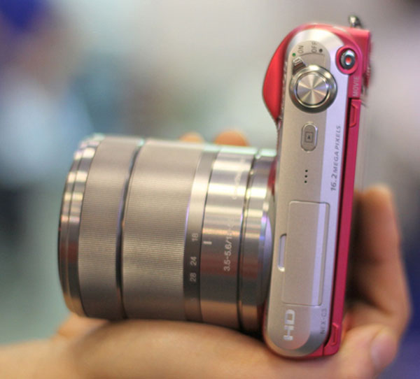 Sony NEX-C3 giá 12 triệu kèm ống kit