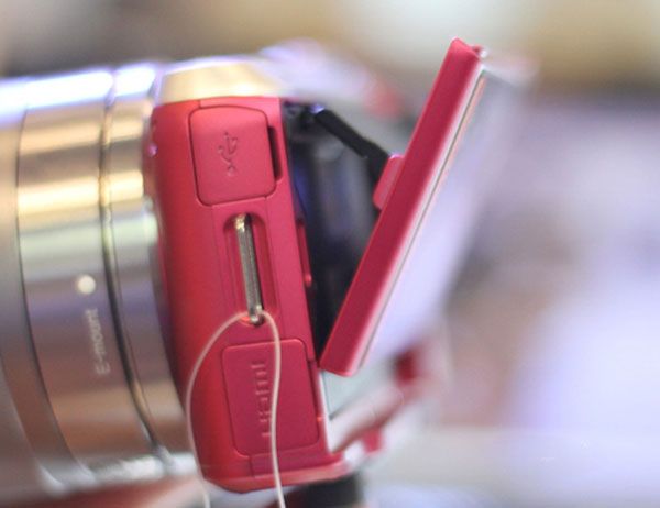 Sony NEX-C3 giá 12 triệu kèm ống kit