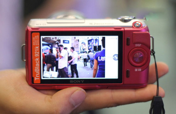 Sony NEX-C3 giá 12 triệu kèm ống kit
