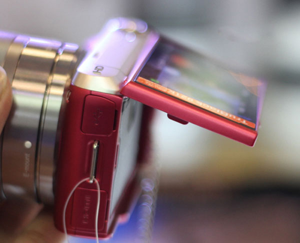 Sony NEX-C3 giá 12 triệu kèm ống kit