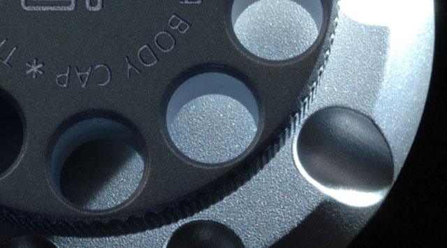 Nắp đậy thân máy đắt bằng ống kính