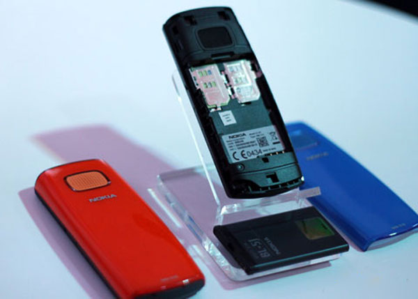 Làng điện thoại chính hãng sôi động