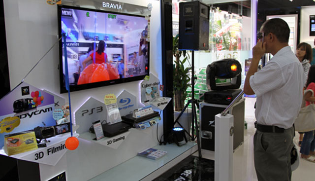 Máy quay 3D cầm tay của Sony giá 37 triệu