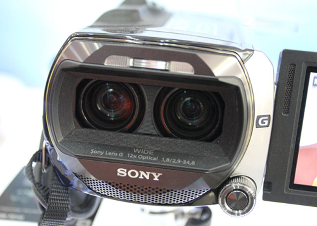 Máy quay 3D cầm tay của Sony giá 37 triệu