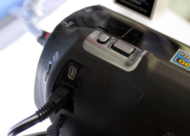 Máy quay 3D cầm tay của Sony giá 37 triệu