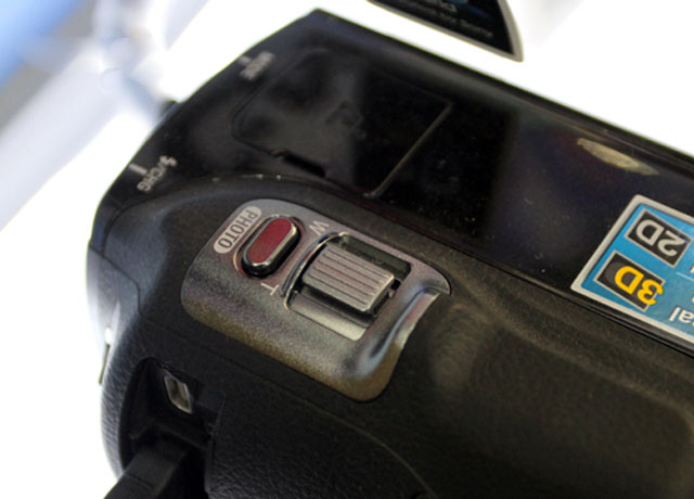 Máy quay 3D cầm tay của Sony giá 37 triệu