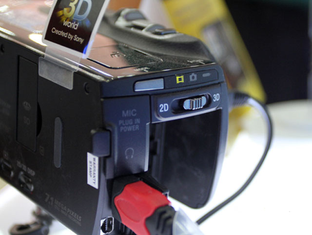 Máy quay 3D cầm tay của Sony giá 37 triệu