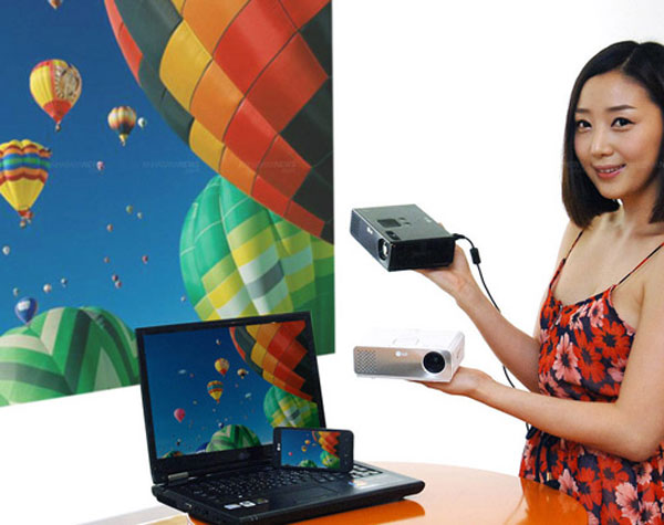 LG ra bộ đôi máy chiếu LED 'mini'