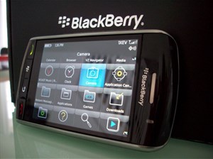 Cạnh tranh khó khăn, "ông chủ" BlackBerry giảm quân 