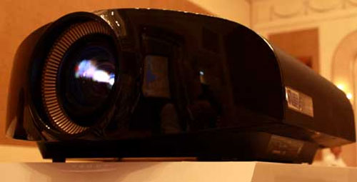 Máy chiếu 4K đầu tiên giá hơn nửa tỷ đồng ở Việt Nam