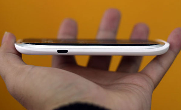 HTC Desire V hai sim giá 8,6 triệu đồng