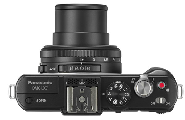 Panasonic ra LX7 cảm biến CMOS
