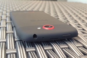 HTC One S: Mỏng nhưng mạnh mẽ