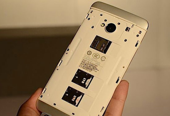 Mặt sau của bản HTC One 2 SIM có thể tháo ra dễ dàng HTC One bản 2 SIM đã được lên Android 4.2.2