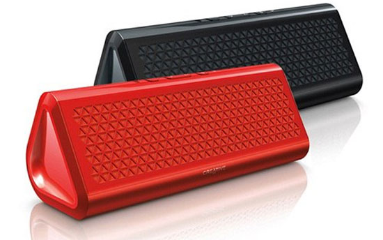 Creative Airwave HD có hai phiên bản màu đen và đỏ.  Loa di động nhiều màu sắc của Creative