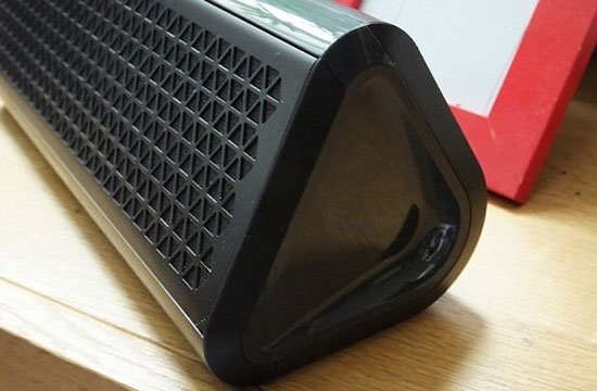 Creative có thể dễ dàng kết nối không dây với smartphone và tablet tương thích.  Loa di động nhiều màu sắc của Creative