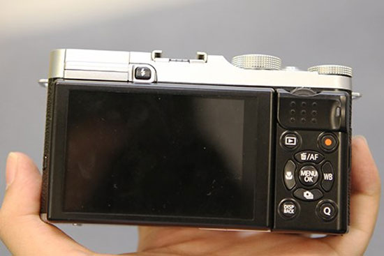 Hệ thống nút điều khiển phía sau và màn hình kiêm kính ngắm của máy. Máy ảnh mirrorless Fujifilm X-M1 về Việt Nam