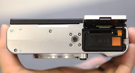 Phía dưới máy là khe cắm pin và thẻ nhớ. Máy ảnh mirrorless Fujifilm X-M1 về Việt Nam