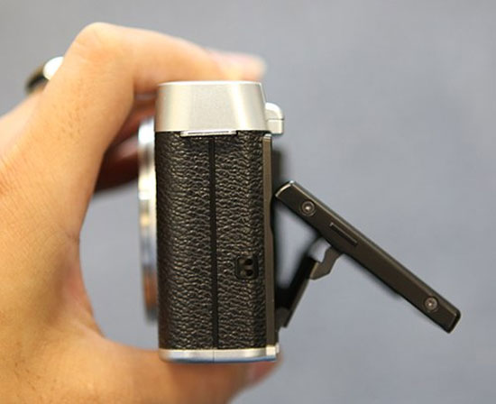 Cạnh trái máy, màn hình có thể lật được giúp chụp các góc khó dễ dàng hơn. Máy ảnh mirrorless Fujifilm X-M1 về Việt Nam