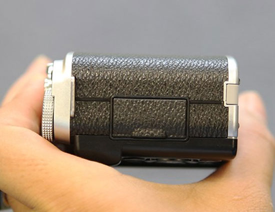 Cạnh phải máy có cổng kết nối. Máy ảnh mirrorless Fujifilm X-M1 về Việt Nam