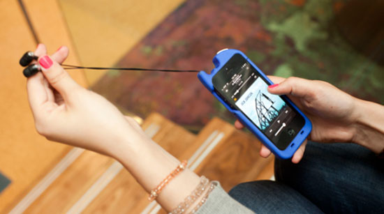 Vỏ bao TurtleCell dành cho iPhone đính kèm tai nghe