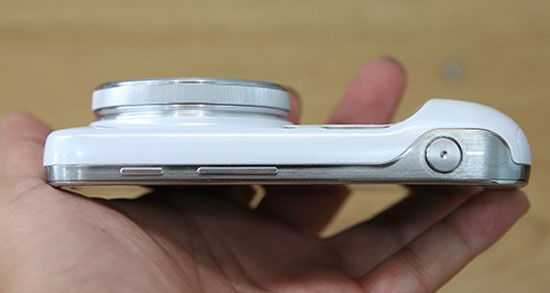 Máy được trang bị cấu hình tầm trung với chip xử lý lõi kép tốc độ 1,5 GHz Smartphone lai máy ảnh của Samsung xuất hiện tại Việt Nam