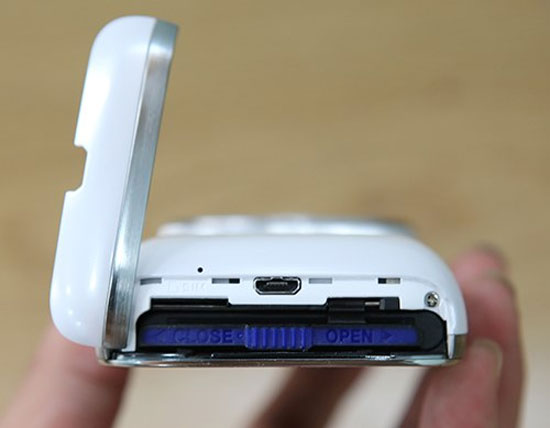 Máy được trang bị RAM 1 GB và bộ nhớ trong 16 GB có thể mở rộng bằng thẻ nhớ. Smartphone lai máy ảnh của Samsung xuất hiện tại Việt Nam