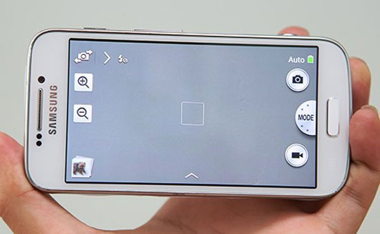 Màn hình cảm ứng kích thước 4.3 inch độ phân giải qHD. Smartphone lai máy ảnh của Samsung xuất hiện tại Việt Nam