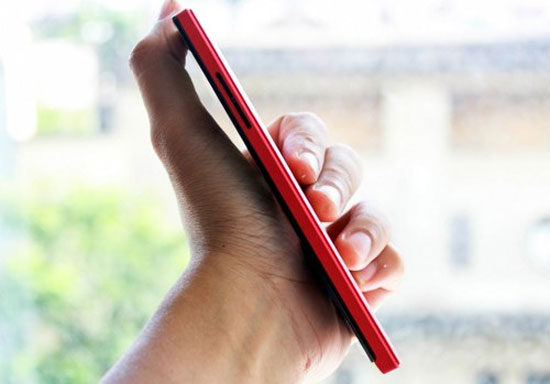 Phím tăng giảm âm lượng màu đen nằm ở cạnh phải. Oppo Find 5 bản đặc biệt màu đỏ có mặt ở Việt Nam