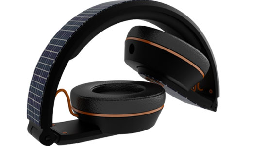OnBeat Solar cũng có thể xếp gọn 2 củ tai. Tai nghe OnBeat Solar hỗ trợ sạc pin cho thiết bị di động