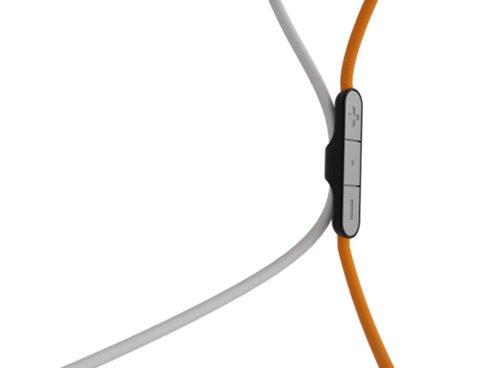 Cáp tín hiệu tích hợp bộ điều khiển và kẹp gài cáp sạc USB. Tai nghe OnBeat Solar hỗ trợ sạc pin cho thiết bị di động
