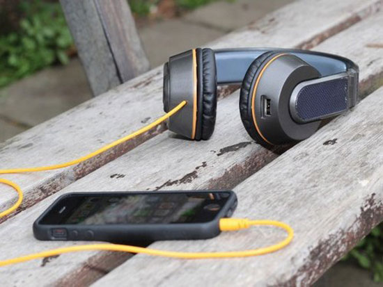 Cổng USB (chuẩn A) có chức năng sạc pin cho các thiết bị di động. Tai nghe OnBeat Solar hỗ trợ sạc pin cho thiết bị di động