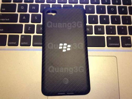 Đây được cho là mặt lưng của A10 với chất liệu vân carbon giống Q10 đen. Video thực tế đầu tiên về phablet 5 inch BlackBerry A10
