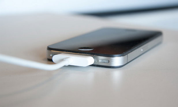 Nguy cơ gì khi nghe điện thoại di động đang sạc?