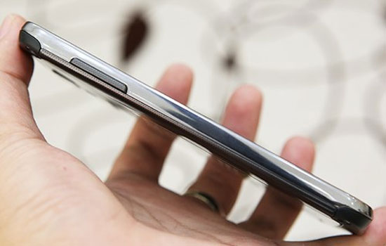 Cạnh trái máy là nút chỉnh âm lượng. Samsung Galaxy S4 Active về Việt Nam với giá 15 triệu đồng