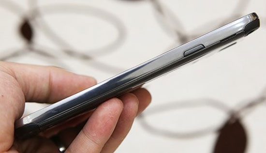 Nút nguồn ở cạnh phải máy. Samsung Galaxy S4 Active về Việt Nam với giá 15 triệu đồng