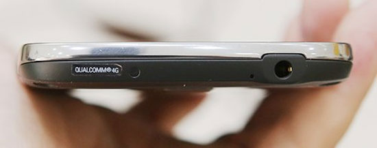 Phía trên có jack cắm tai nghe, micro và cổng hồng ngoại. Samsung Galaxy S4 Active về Việt Nam với giá 15 triệu đồng