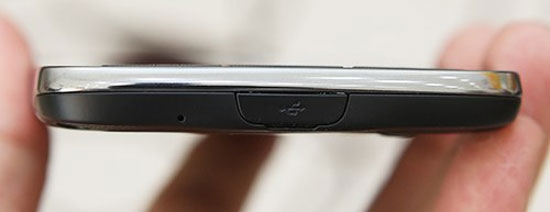 Micro và cổng sạc phía dưới đươc bọc kín. Samsung Galaxy S4 Active về Việt Nam với giá 15 triệu đồng