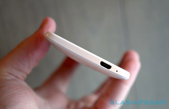 Máy không có khe cắm thẻ nhớ như One HTC One Mini ra mắt với giá gần 600 USD