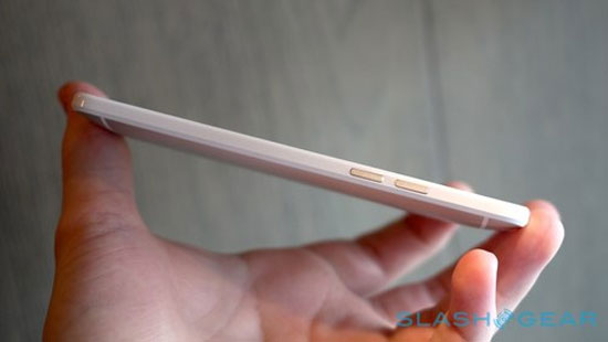 Máy có kích thước 132x63.2x9.25. HTC One Mini ra mắt với giá gần 600 USD