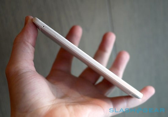 Máy nhẹ 122 gram.  HTC One Mini ra mắt với giá gần 600 USD