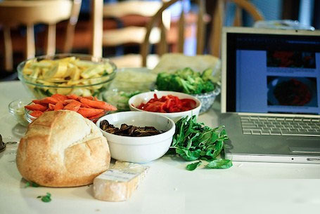 Vừa ăn uống vừa làm việc với Laptop 8 thói quen người dùng “giết” laptop nhanh hơn