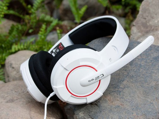 Micro tích hợp trên củ tai trái cũng cho phép người dùng xoay và chỉnh vị trí thu âm tối ưu. Tai nghe Cooler Master Ceres-400 cho game thủ