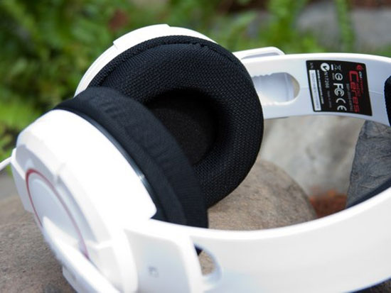 Ceres-400 sở hữu 2 củ tai đường kính lớn với phần đệm mút dày bọc lưới giúp lưu thông không khí tốt  Tai nghe Cooler Master Ceres-400 cho game thủ