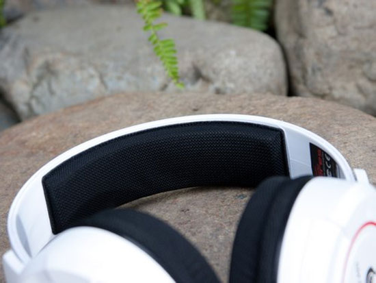 Đệm mút mặt trong vòm chụp đầu cũng được bọc lưới như phần củ tai. Tai nghe Cooler Master Ceres-400 cho game thủ