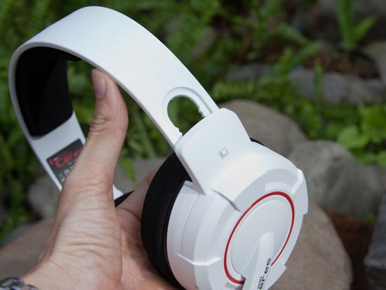 Vòm chụp đầu bằng nhựa cứng tuy không hỗ trợ khớp xoay Tai nghe Cooler Master Ceres-400 cho game thủ