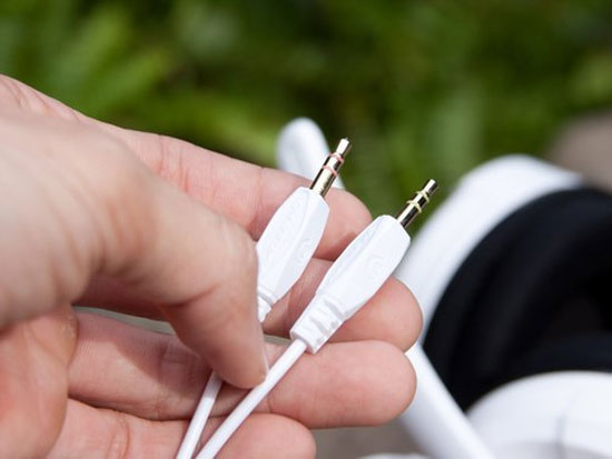 Ceres-400 sử dụng 2 đầu cắm 3,5 mm (TRS) độc lập cho kết nối âm thanh đầu vào và micro. Tai nghe Cooler Master Ceres-400 cho game thủ