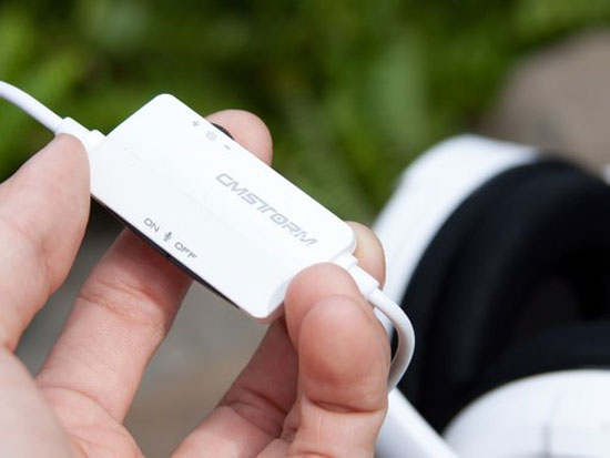 Bộ điều khiển từ xa tích hợp trên dây cáp có nút bật/tắt micro khá lớn. Tai nghe Cooler Master Ceres-400 cho game thủ